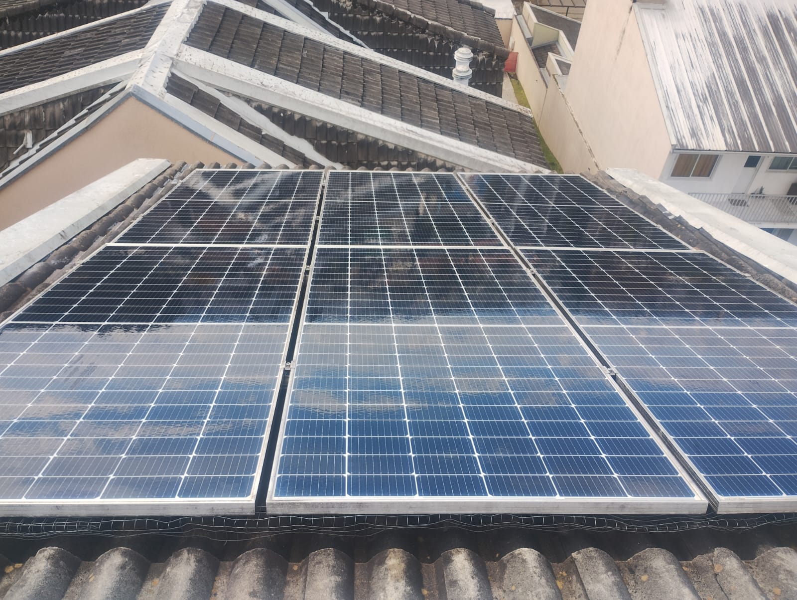 Placas solares limpas após lavagem técnica