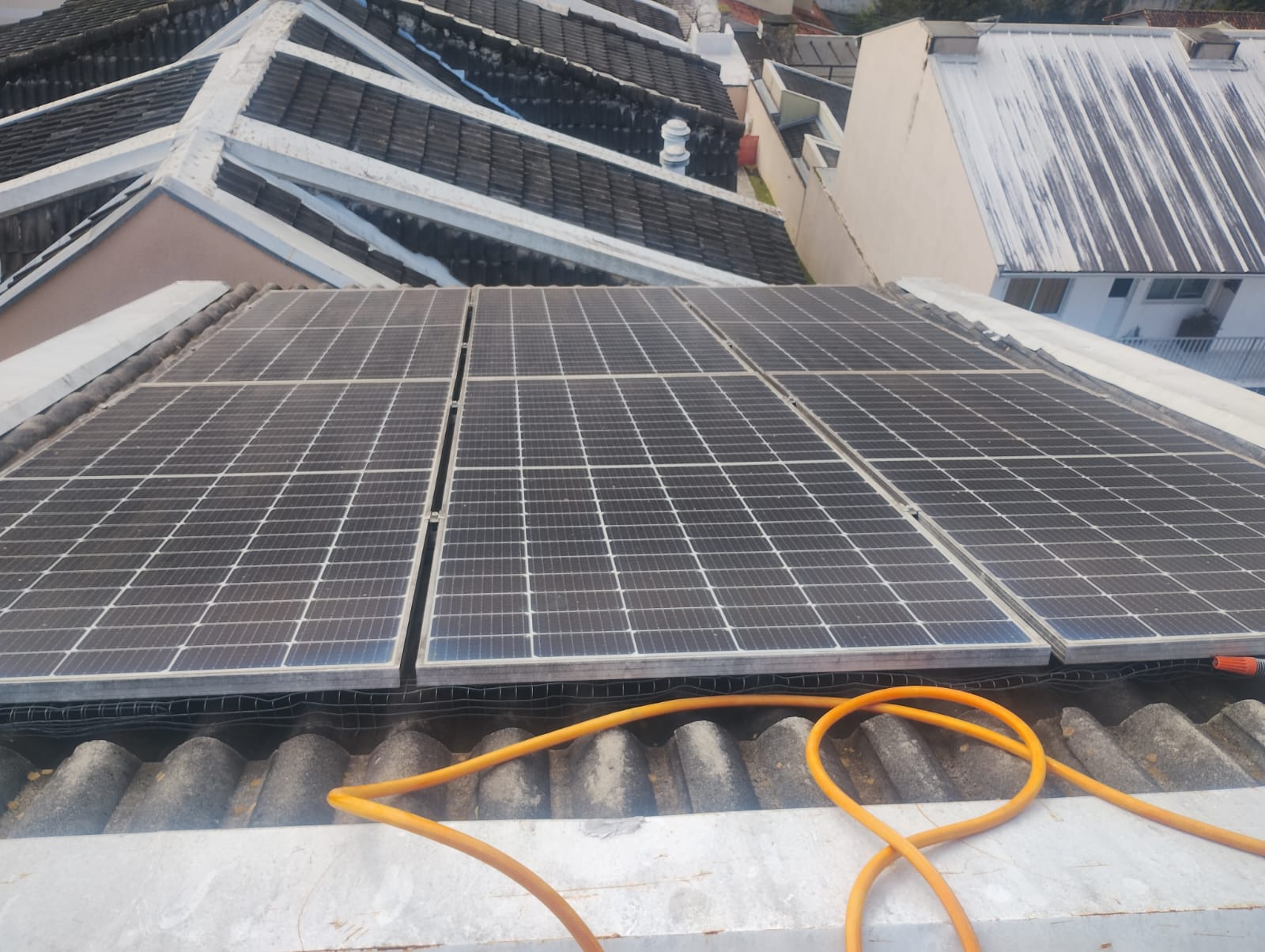 Placas solares cobertas por poeira